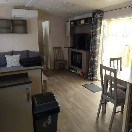 Julien: 3-bedroom Retreat With Shared Pool And Garden *