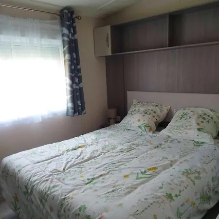 Julien: 3-bedroom Retreat With Shared Pool And Garden Holiday home *