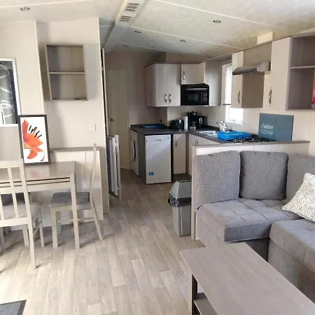 Julien: 3-bedroom Retreat With Shared Pool And Garden Saint-Julien-en-Born