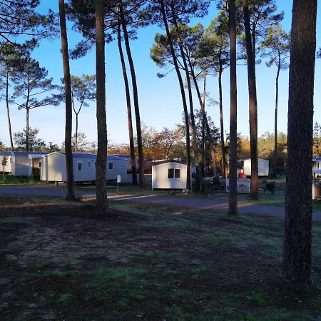 Julien: 3-bedroom Retreat With Shared Pool And Garden Holiday home *