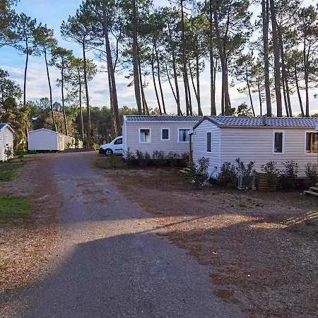 Julien: 3-bedroom Retreat With Shared Pool And Garden Holiday home