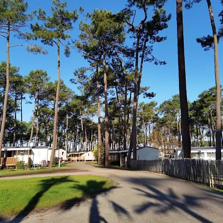 Julien: 3-bedroom Retreat With Shared Pool And Garden
